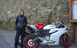 MARIA COLA, Bule Cantik Asal Italia Penunggang Dua Motor Raksasa Ducati
