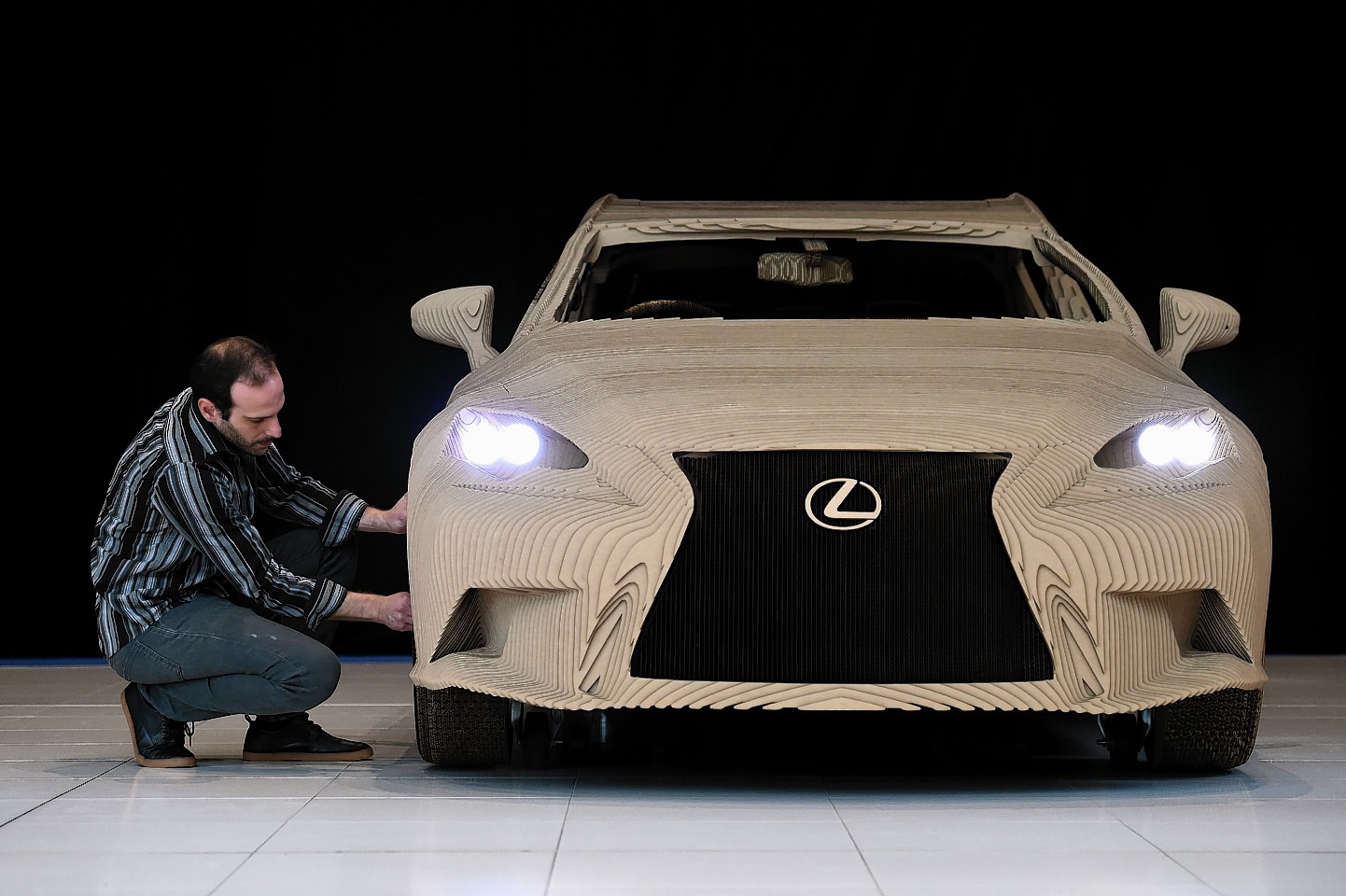 Lexus Kenalkan Mobil Pertama Berbahan Karton