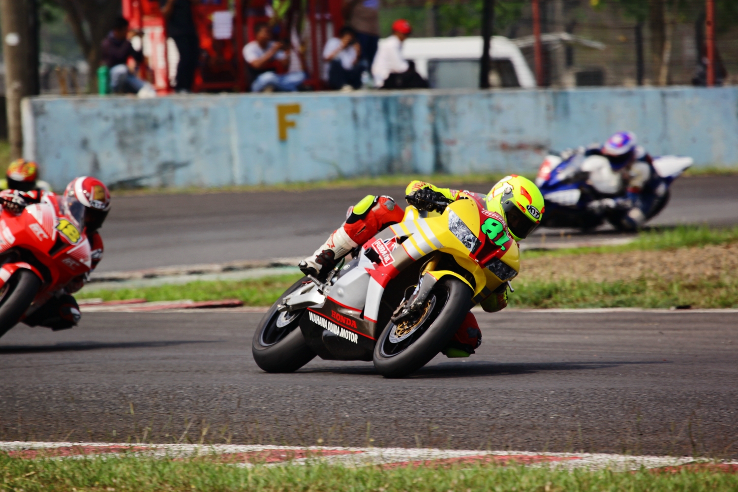 Honda Wahana Dunia Motor Raih Dua Piala Dalam Ajang Nasional Indonesia Road Racing Championship 2015 