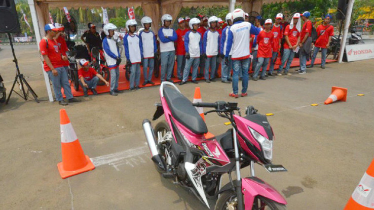 PT. Wahana Makmur Sejati (WMS) Kenalkan Dunia Balap Kepada Sekolah Binaan