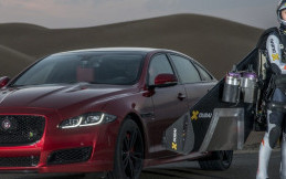 Hebat! Jaguar XJR Adu Cepat dengan Sebuah Jet, Menang Mana Ya? 
