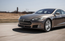 Tesla Hadirkan Fitur Summon Untuk Parkirkan Kendaraanya Secara Otomatis