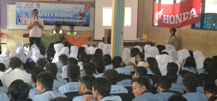 Tim Safety Riding PT Wahana Makmur Sejati Sosialisasi Safety Riding ke Pelajar