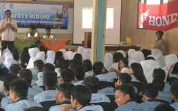 Tim Safety Riding PT Wahana Makmur Sejati Sosialisasi Safety Riding ke Pelajar