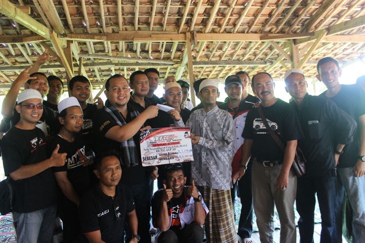Komunitas Mobil TACI Chapter Separaci Berbagi Rezeki dengan Anak Yatim