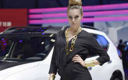 Geneva Motor Show 2016 Suguhkan Cewek Seksi dan Cantik