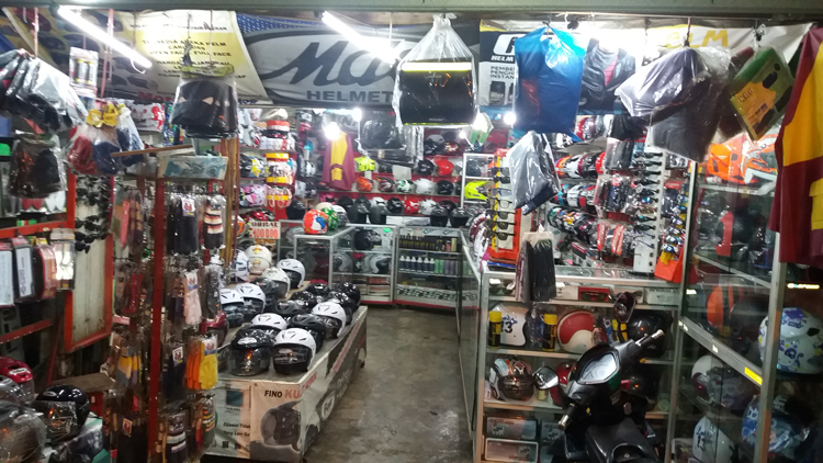 Semua Jenis Helm ada di Dayat Aksesoris?