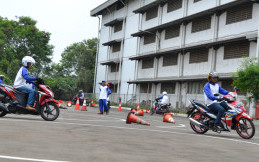 Kurir JNE Dapatkan Pengetahuan Safety Riding dari PT Wahana Makmur Sejati
