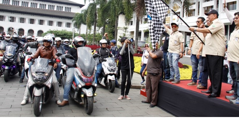 Ribuan Pengguna NMAX Banjiri Kota Bandung