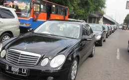 Mau Tahu Bagaimana Nikmatnya Mengemudikan Mercedes Benz E200 ex Silver Bird?