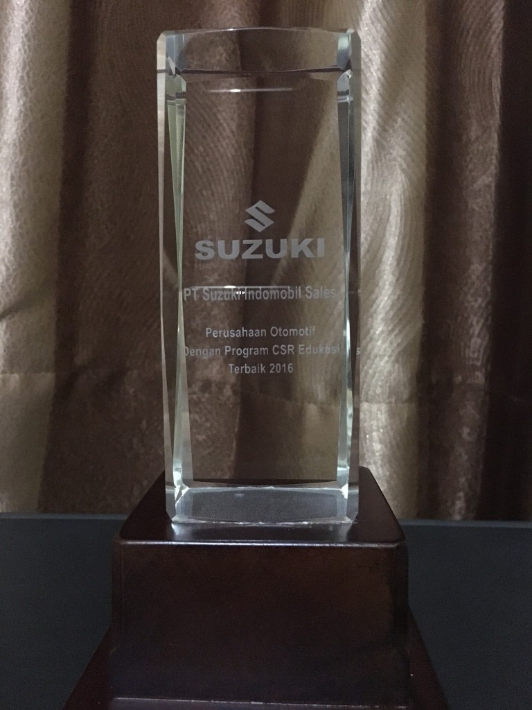 Suzuki Mendapatkan Penghargaan Brand Otomotif dengan CSR Edukasi Terbaik 2016 