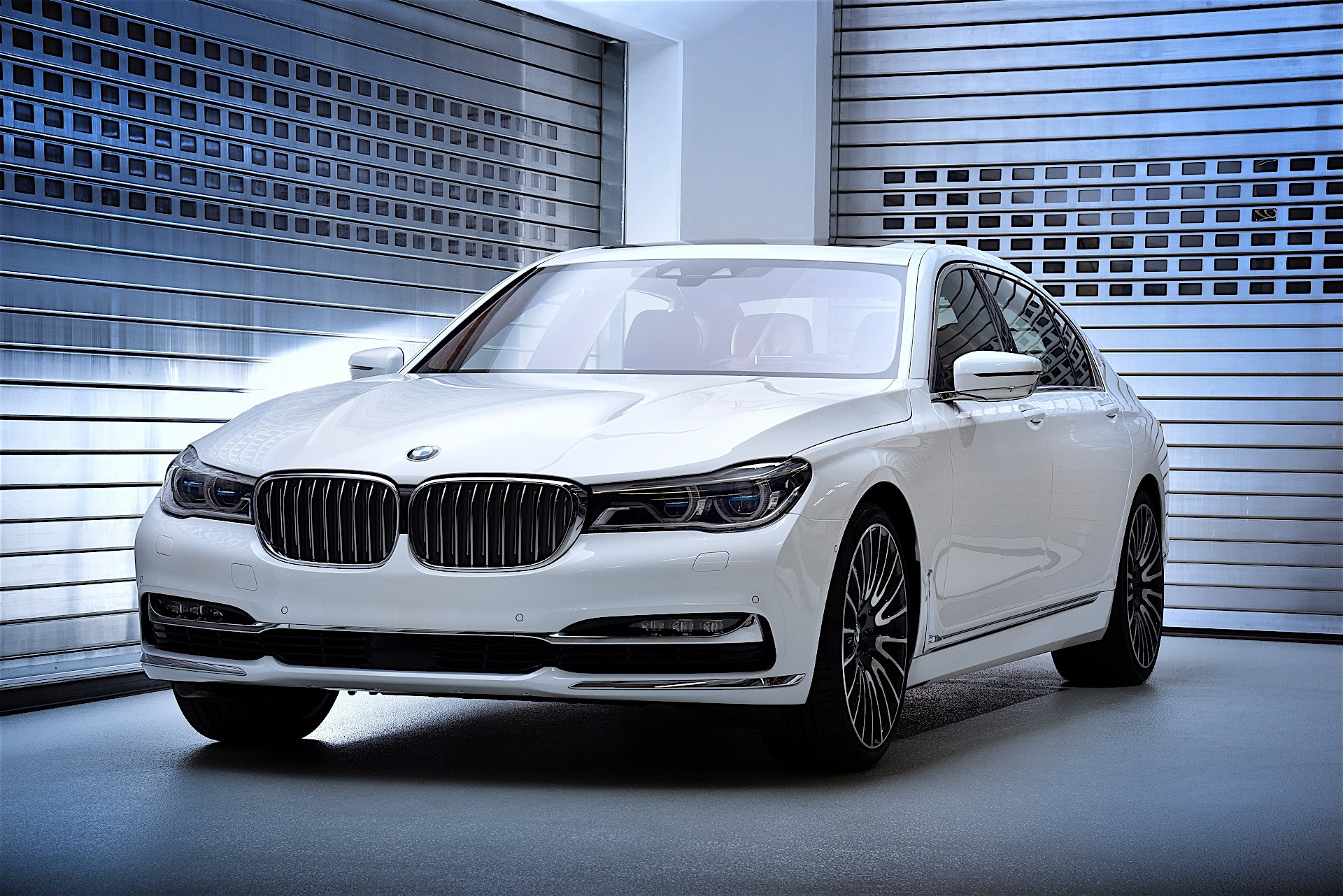 BMW Luncurkan 7 Series Solitaire dan Master Class Edition
