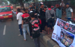 12 Komunitas Motor Berikan Ta'jil Cuma-cuma di Daan Mogot