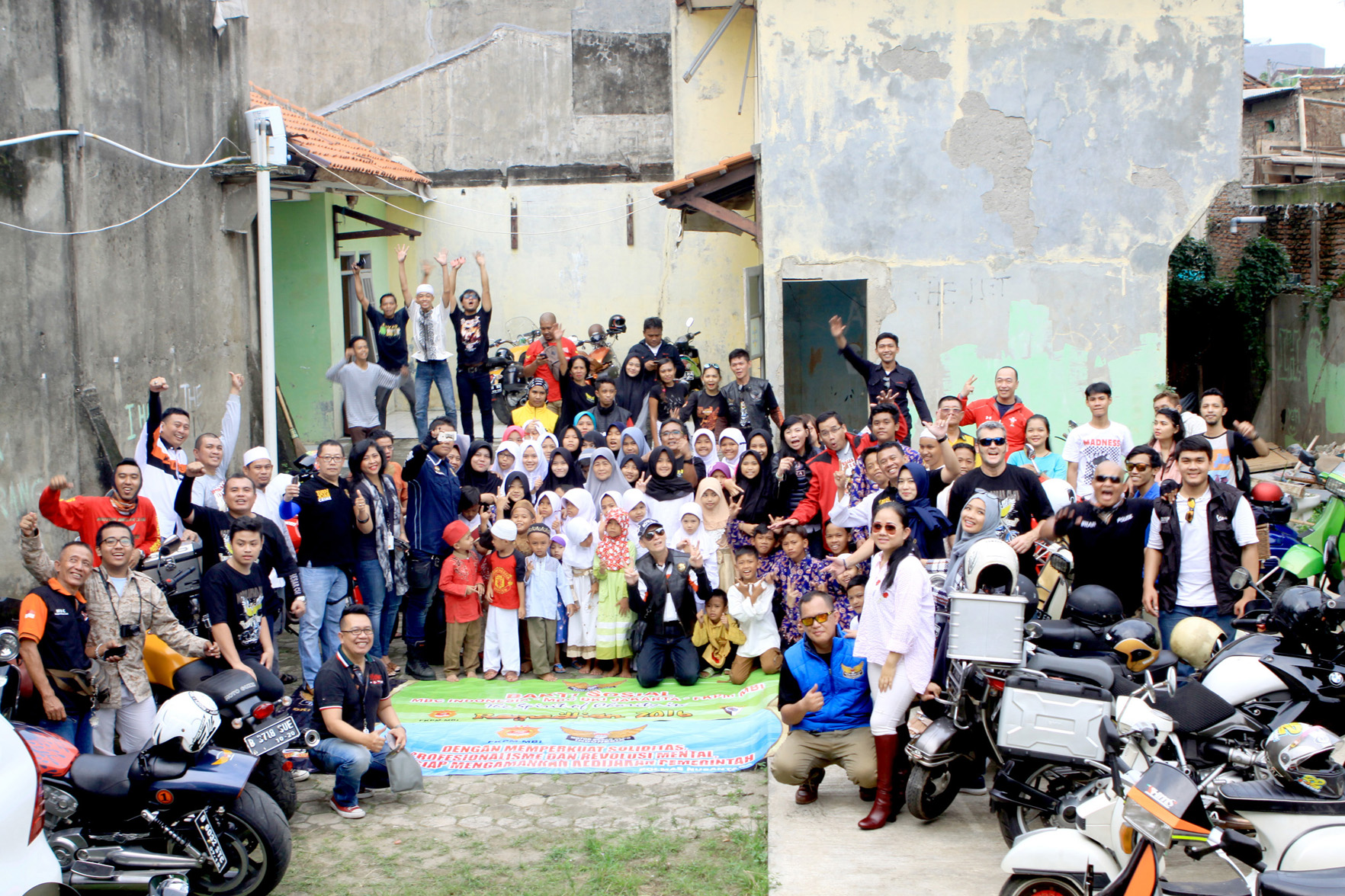 Ketika Motor Besar dan Vespa Bertemu Adakan Baksos