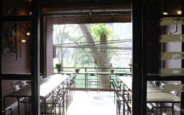 Cafe Boscamp Kental Dengan Dekorasi ala Bikers