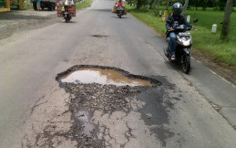 Cara Menghadapi Lubang di Jalan Saat Menyetir Mobil