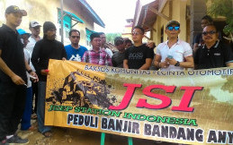 JSI Sumbang Puluhan Juta Rupiah dan Pakaian ke 4 Desa di Anyer