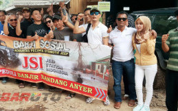 Warga Korban Banjir Bandang di Serang Senang Terima Bantuan dari Jeep Station Indonesia (JSI)