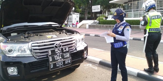 Akal Akalan Pemilik Mobil Mewah Gunakan 3 Pelat Nomor Kendaraan