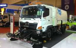 Tampil di GIIAS 2016 Hino Suguhkan Hiburan Menarik