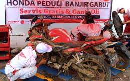 Paguyuban AHASS Garut dan DAM Berikan Service Gratis Kepada Korban Banjir di Garut