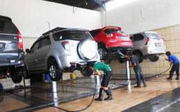 Tiga Bagian Mobil yang Bisa Bermasalah Jika di Semprot di Cuci Mobil