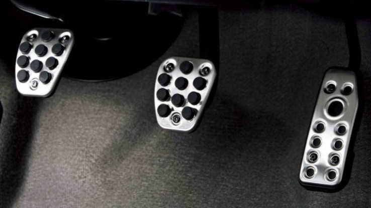 Kenali Tanda Rem Mobil Sebelum Blong dan Cara Menanganinya Saat di Jalan