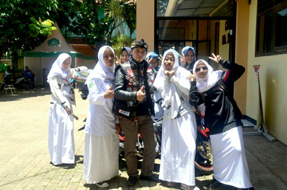Bro Cecep Prakarsai Galang Dana bersama Siswanya di MTS Serpong untuk Korban Garut