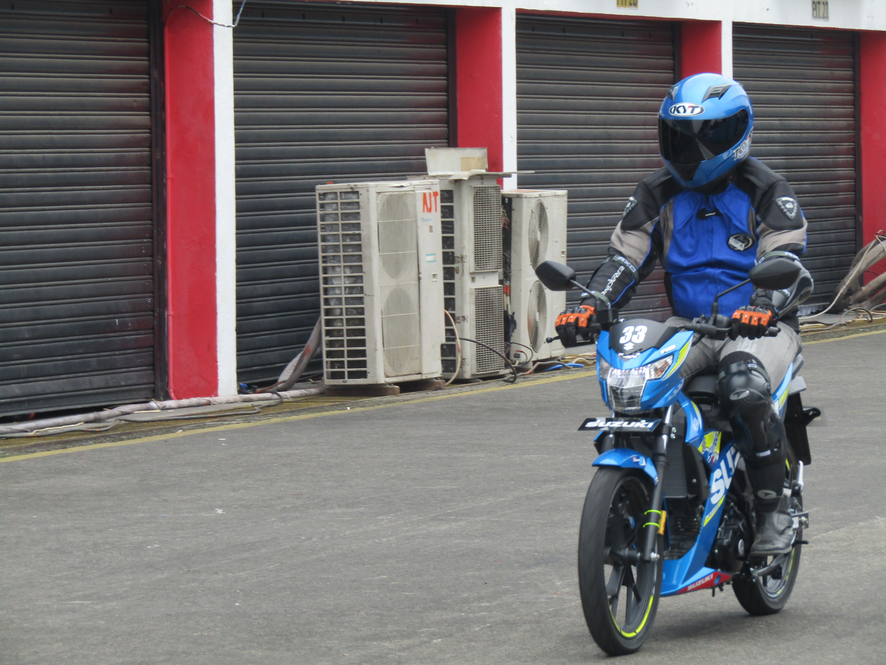 Posisi Duduk yang Baik dan Unsur Safety Saat Bermotor