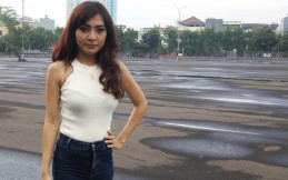 Model Seksi Tika Kaunang, Pernah Rasakan Sensasi Berpose Diatas Kabin Lamborghini
