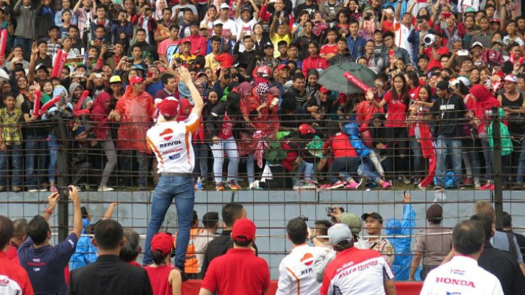 Keseruan Marc Marquez Rayakan Kemenangan Bersama Penggemar di Sentul