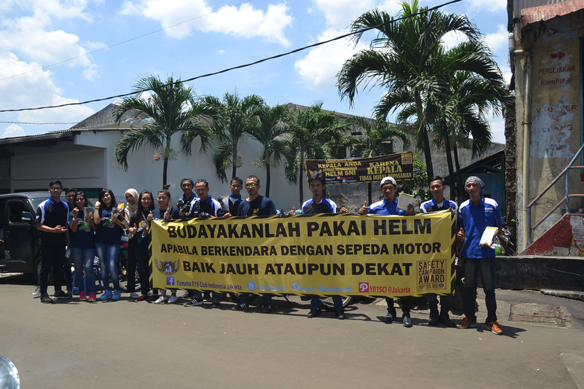 YR15CI Jakarta Sosialisasikan Safety Riding Gunakan Helm di Pasar Pramuka