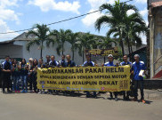 YR15CI Jakarta Sosialisasikan Safety Riding Gunakan Helm di Pasar Pramuka