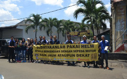 YR15CI Jakarta Sosialisasikan Safety Riding Gunakan Helm di Pasar Pramuka