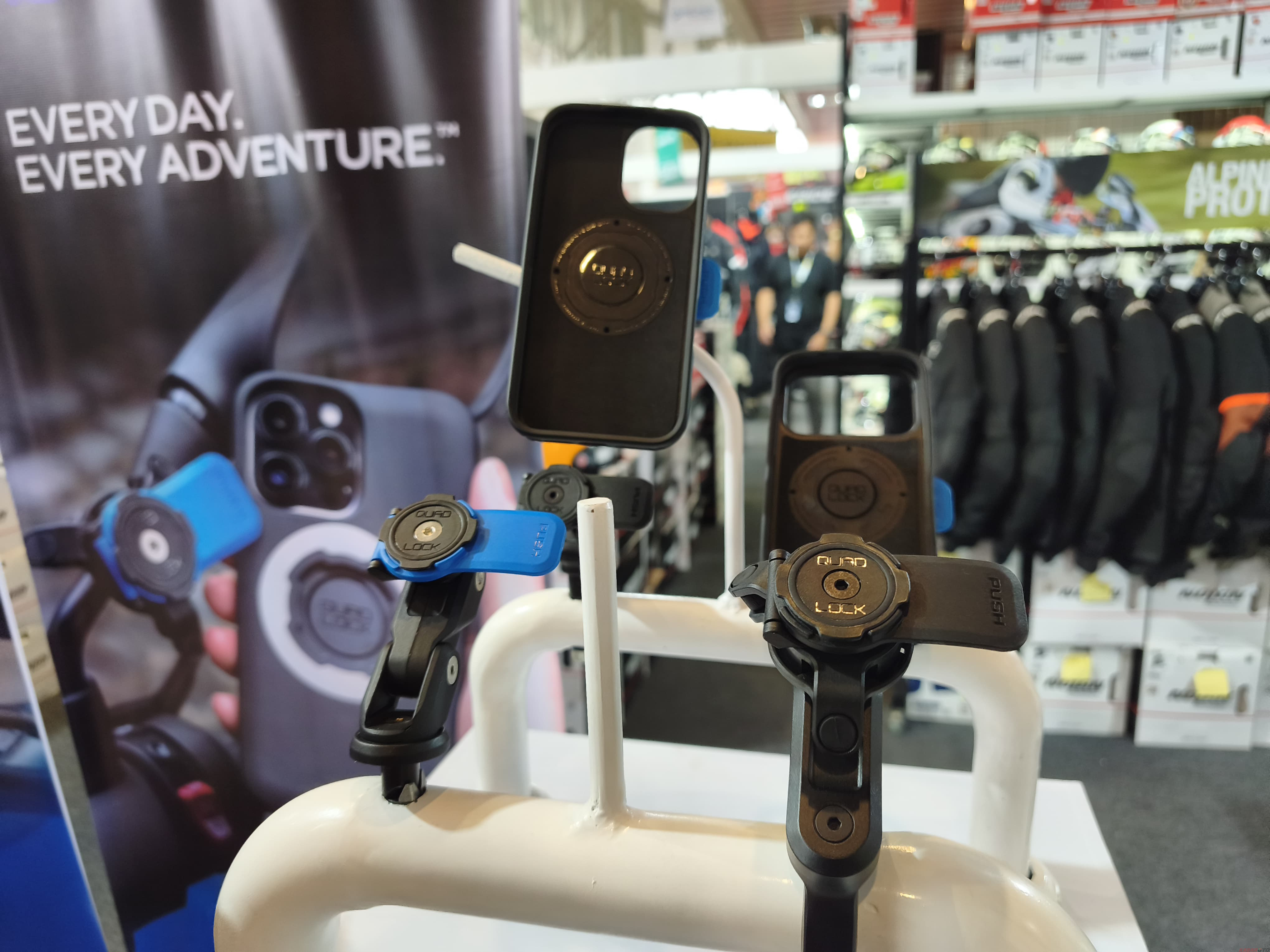 Quad Lock, Mounting Smartphone Premium untuk Pengendara Motor