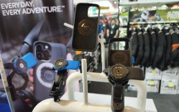 Quad Lock, Mounting Smartphone Premium untuk Pengendara Motor