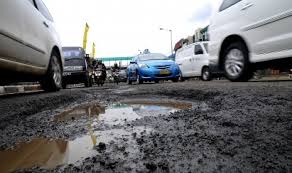 Lewat Jalan Berlubang, Harus Menghindar atau Injak Gas?