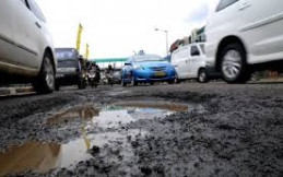 Lewat Jalan Berlubang, Harus Menghindar atau Injak Gas?