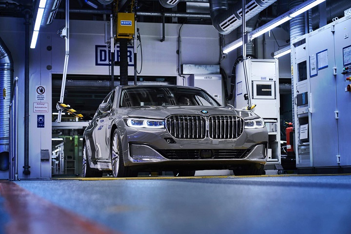 Desainer BMW Angkat Bicara Perihal Gril Besar di Mobil Barunya