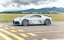 Bugatti Divo Pertama Dibungkus Dulu Sebelum Dikirim ke Konsumen
