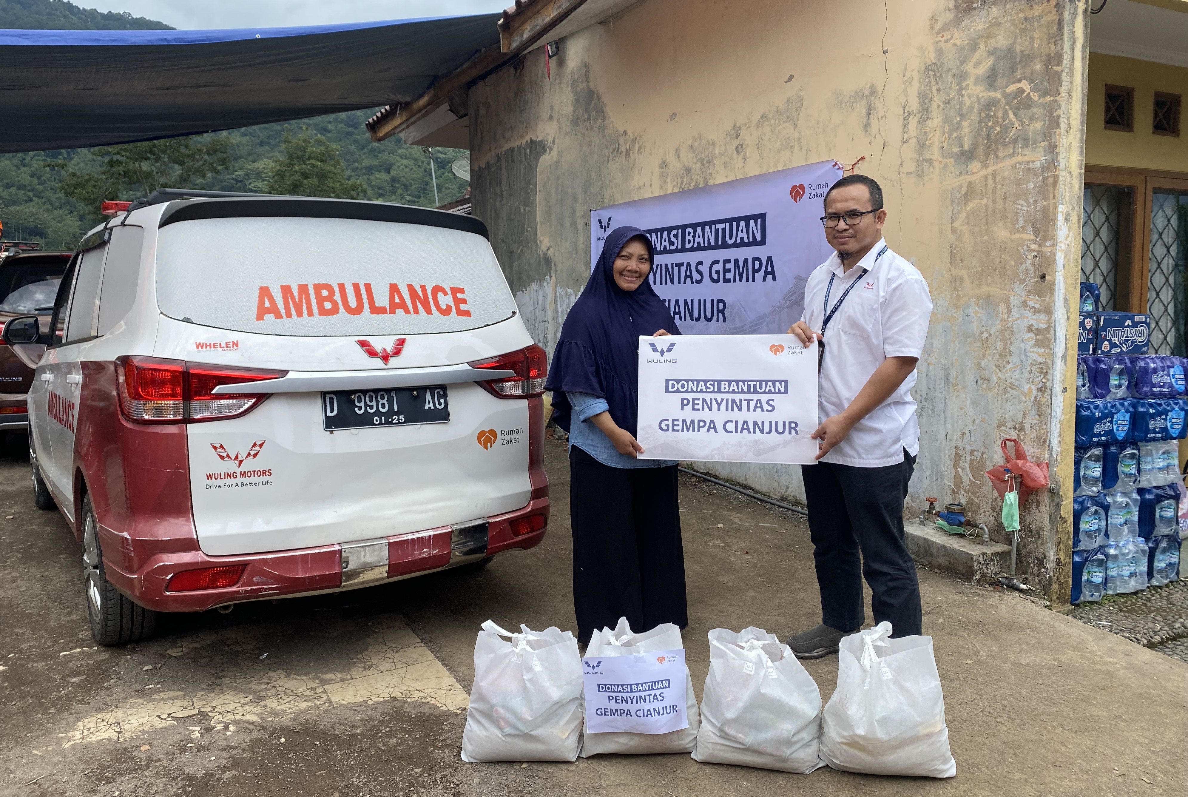 Wuling Salurkan Bantuan Kepada Korban Gempa Cianjur