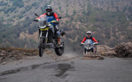 Komunitas Aprilia Tuareg Jajal Motornya di Gunung Bromo