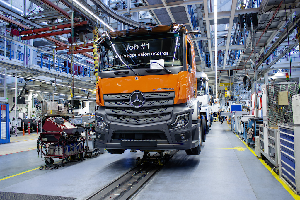 Mercedes-Benz eActros 400 Generasi Kedua Mulai Produksi Perdana