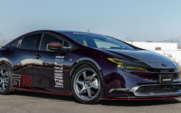 Gaya Sporty Toyota Prius Gunakan Body Kit Artisan Spirits
