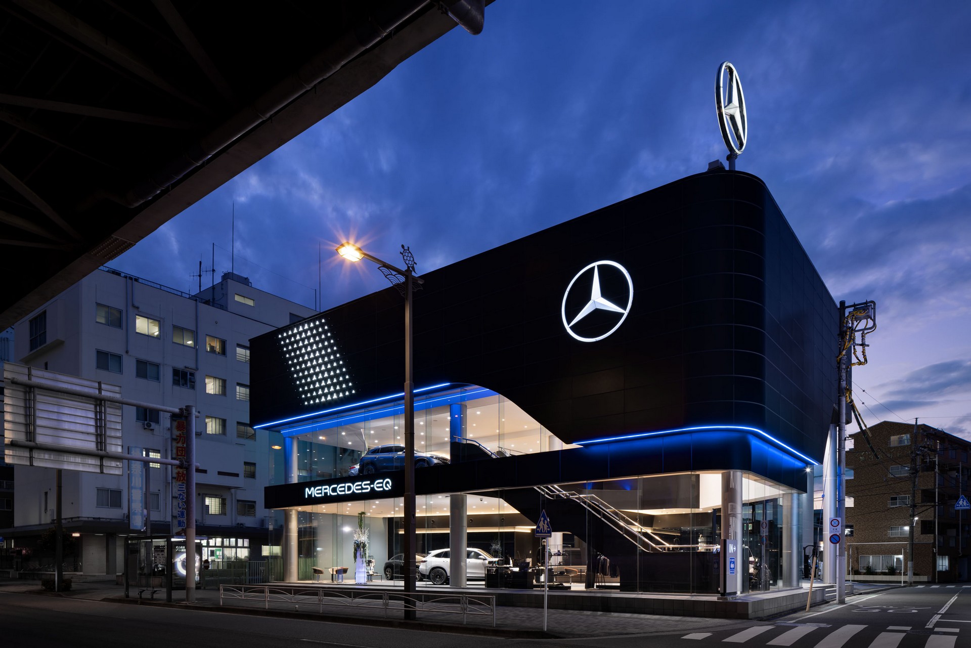 Mercedes-Benz Resmikan Diler Khusus Mobil Listrik di Jepang