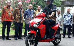 Setelah Jajal Gesits, Jokowi Janji Akan Beli 100 Unit 