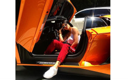 Si Cantik Kylie Jenner Pamer Lamborghini Aventador Terbarunya