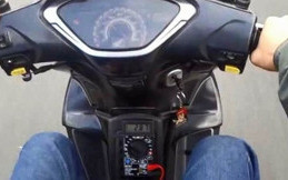 Cara Mudah Cas Ponsel di Motor