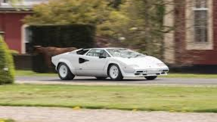 Lamborghini Countach Bertabur Emas Dilelang, Anda Berminat?