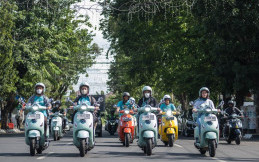 Cara Komunitas Vespa Rayakan Hari Batik Nasional